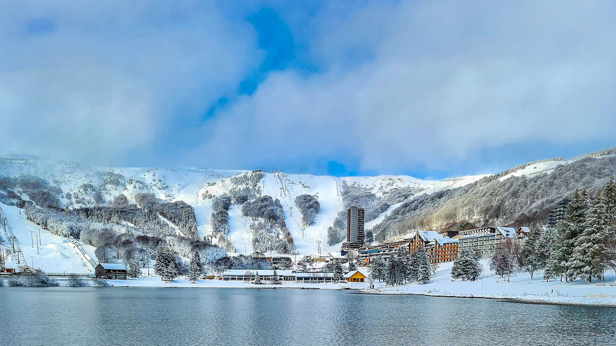 Super Besse : Météo Hivernale - Neige et Températures Fraîches