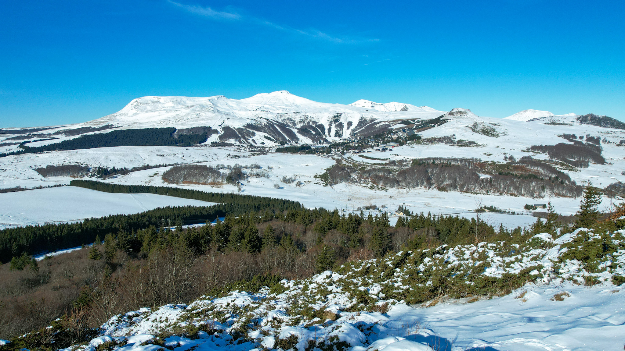 Super Besse : Au Sommet du Puy de Montchal, Vue Panoramique Exceptionnelle