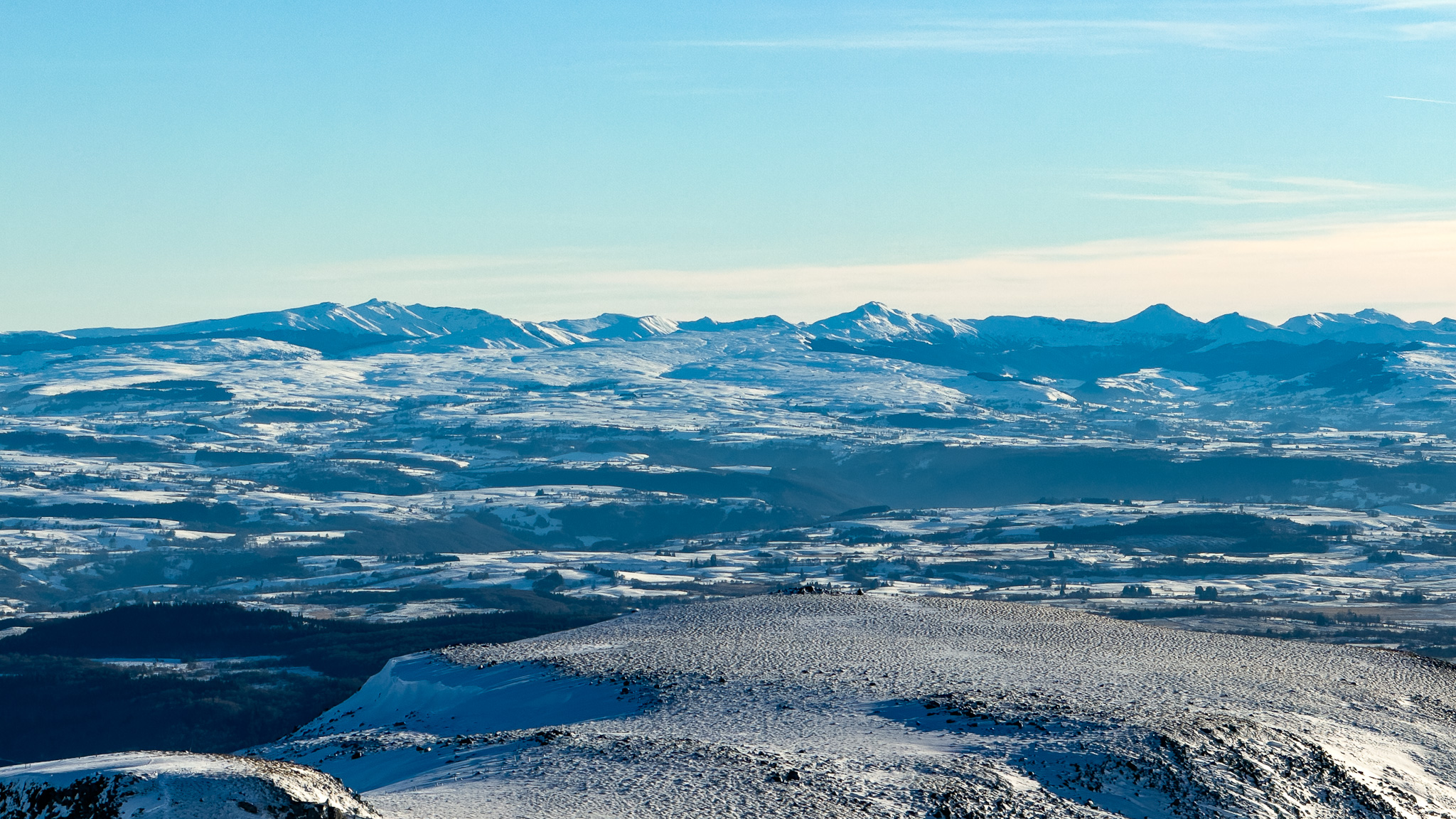 Puy de Sancy : Panorama Grandiose sur les Monts du Cantal