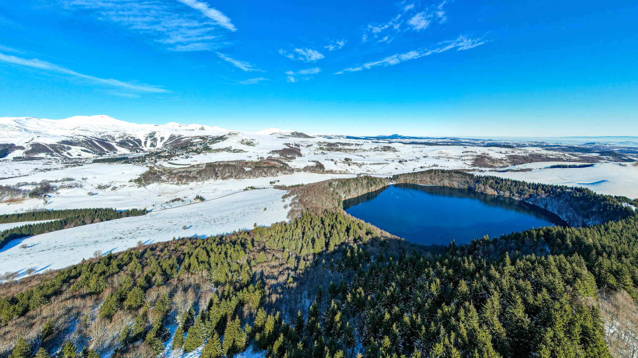 Super Besse : Découverte du Lac Pavin - Un Joyau de la Nature Auvergnate