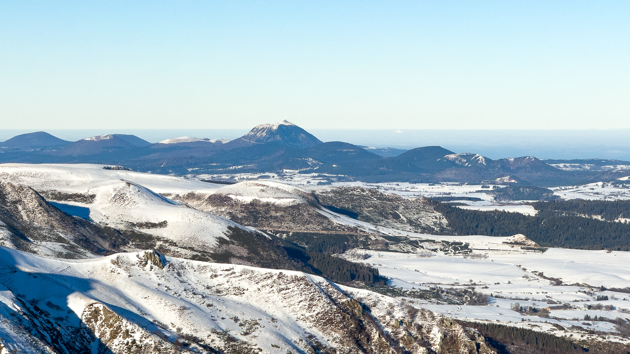 Puy de la Perdrix : Vue Hivernale Enchantée sur le Puy de Dôme