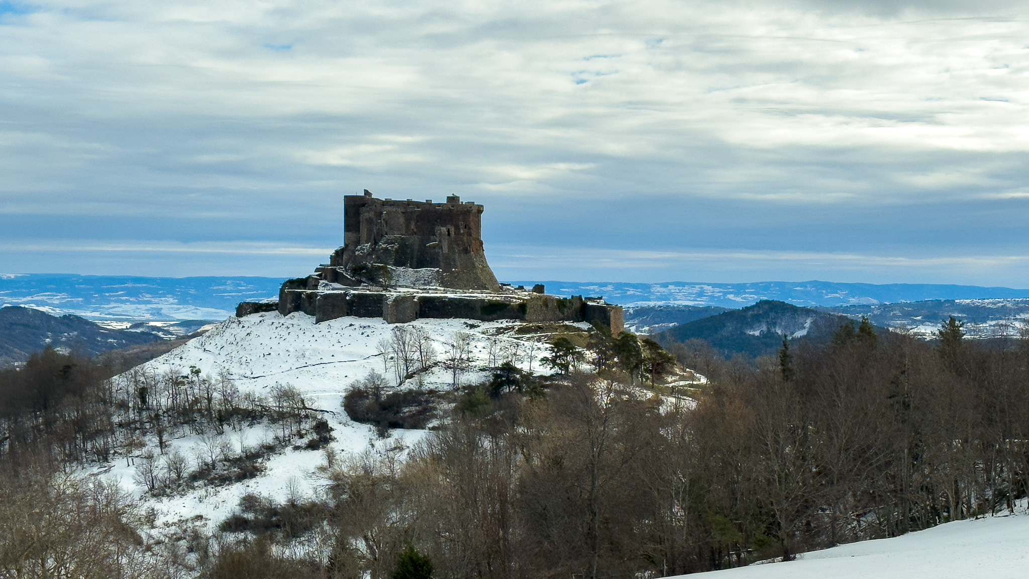 Château de Murol : Forteresse Médiévale - Trésor d'Histoire d'Auvergne