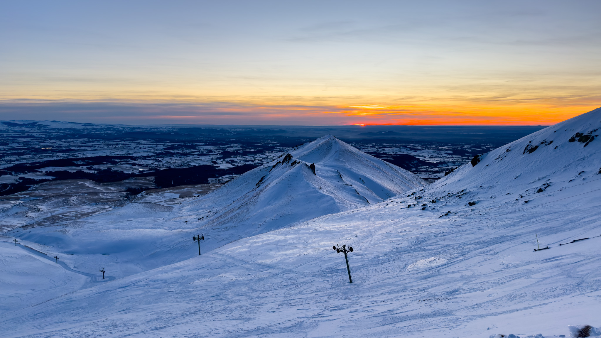 Coucher de soleil flamboyant sur le Puy Gros.