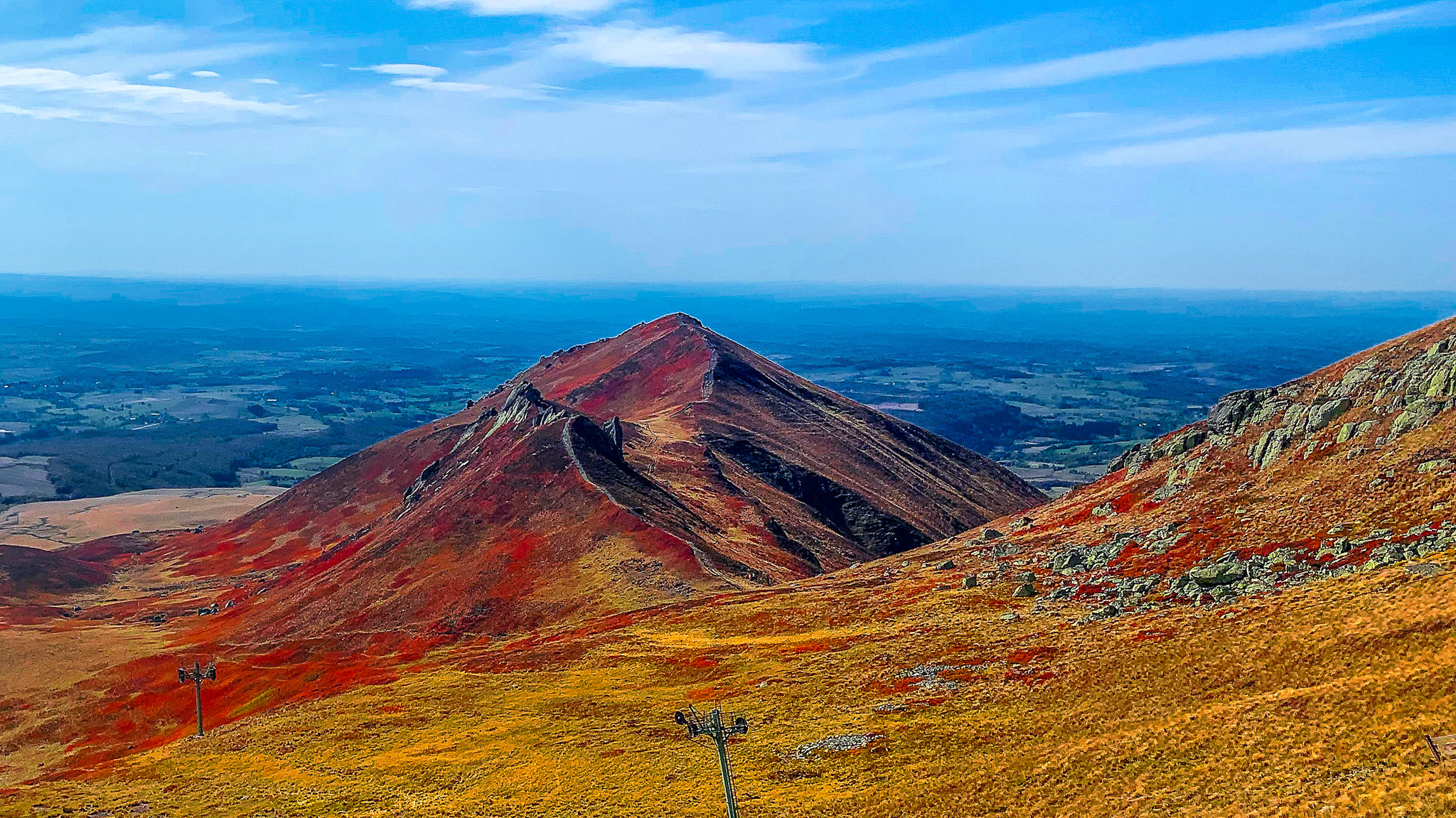 Puy Gros : Un Tableau d'Automne aux Couleurs Vibrantes