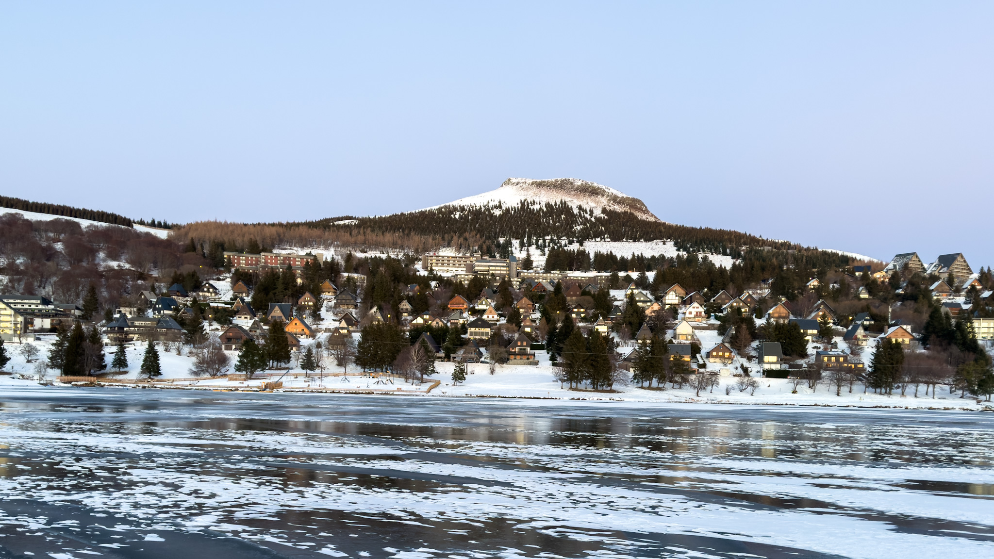 Super Besse: Le Lac des Hermines et le Village de Chalets - Un Tableau d'Hiver