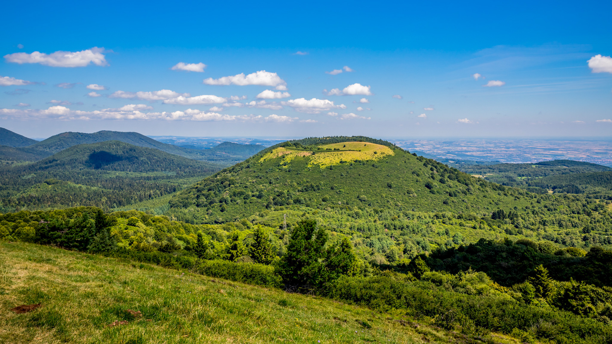 Puy Pariou : Symbole de l'Eau Pure de Volvic