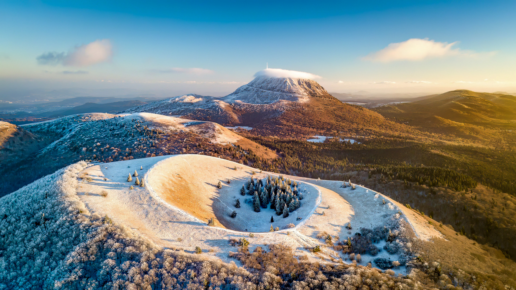 Puy de Dôme et Puy Pariou : Féerie Hivernale Enneigée