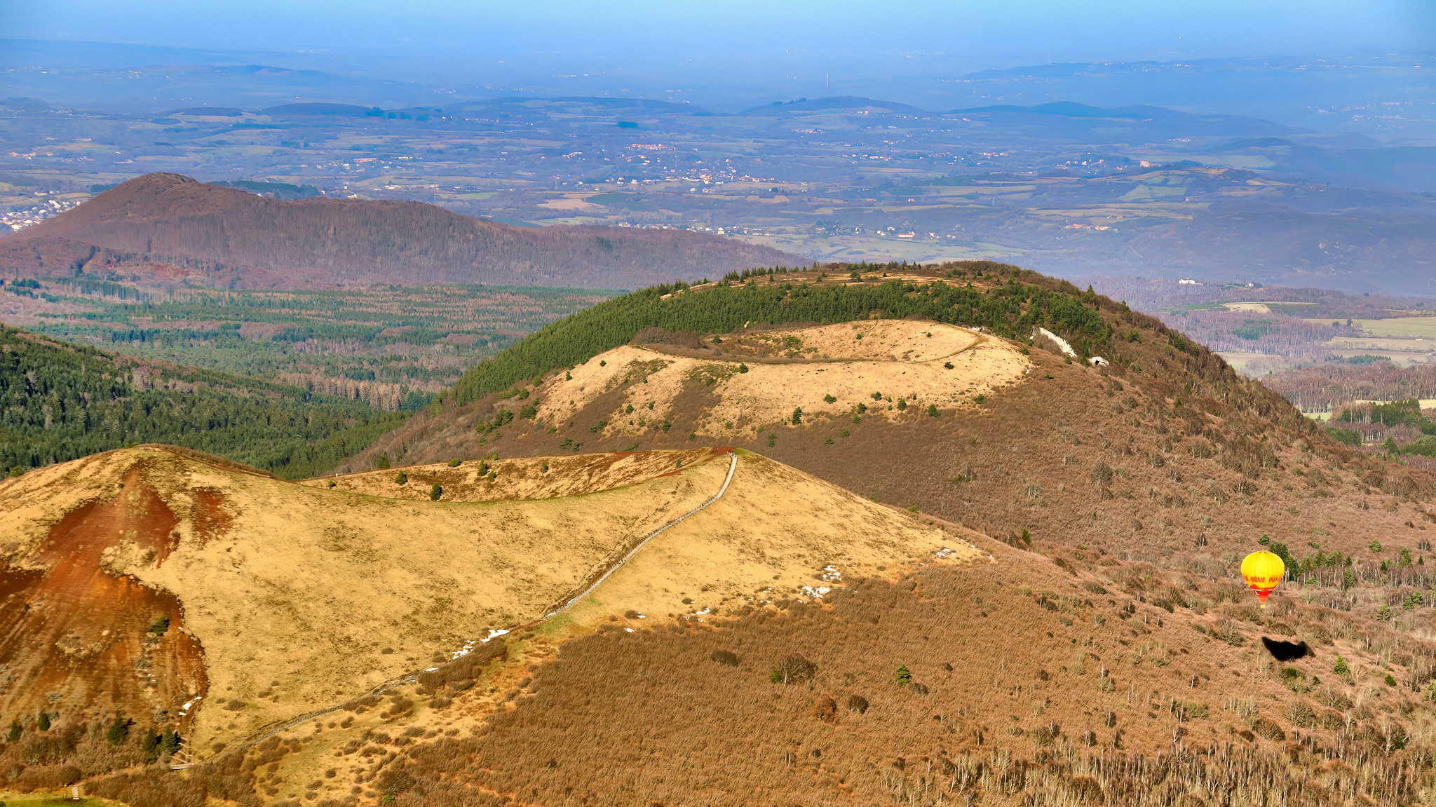 Vue imprenable sur le Puy Pariou depuis le Puy de Dôme.