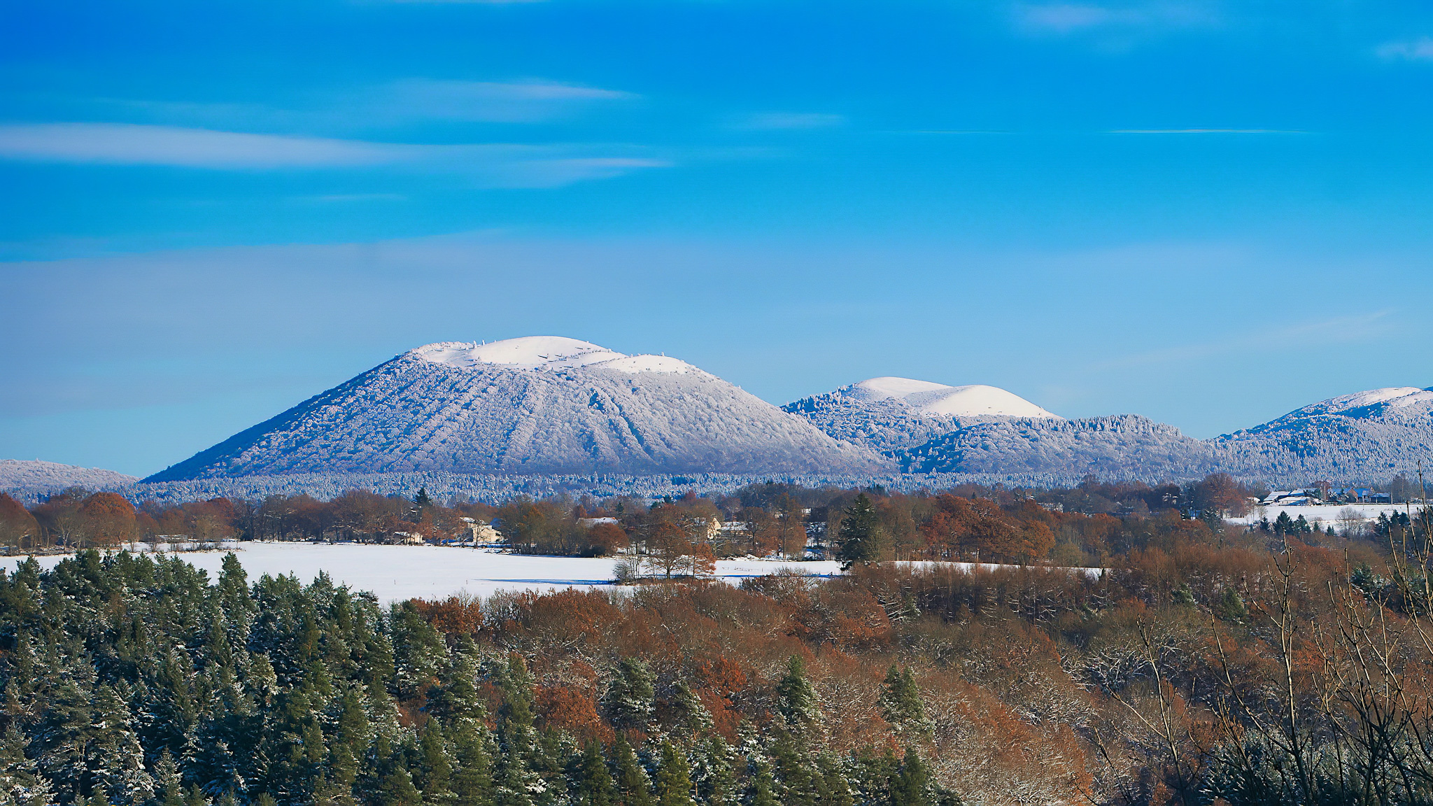 Chaîne des Puys : Un Alignement d'Exception de Volcans d'Auvergne