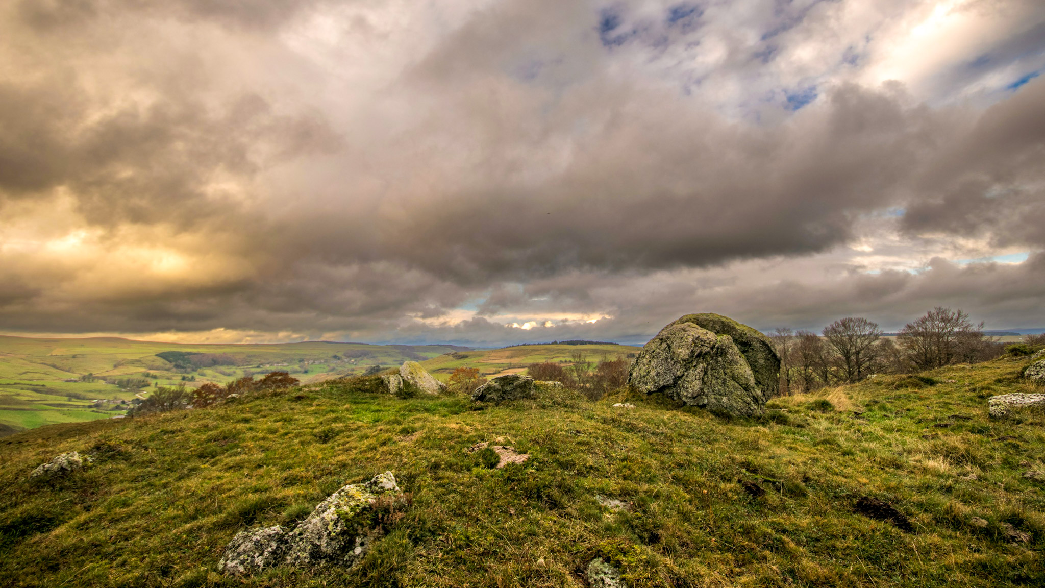 Cantal : Paysages d'Exception, Entre Volcans et Vallées verdoyantes