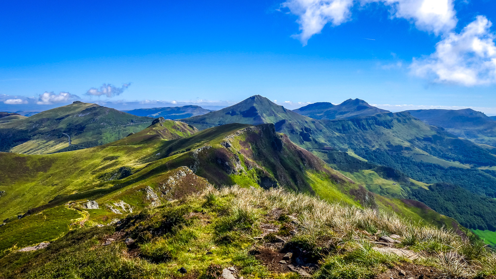 Volcans d'Auvergne : Géants Endormis aux Paysages Extraordinaires