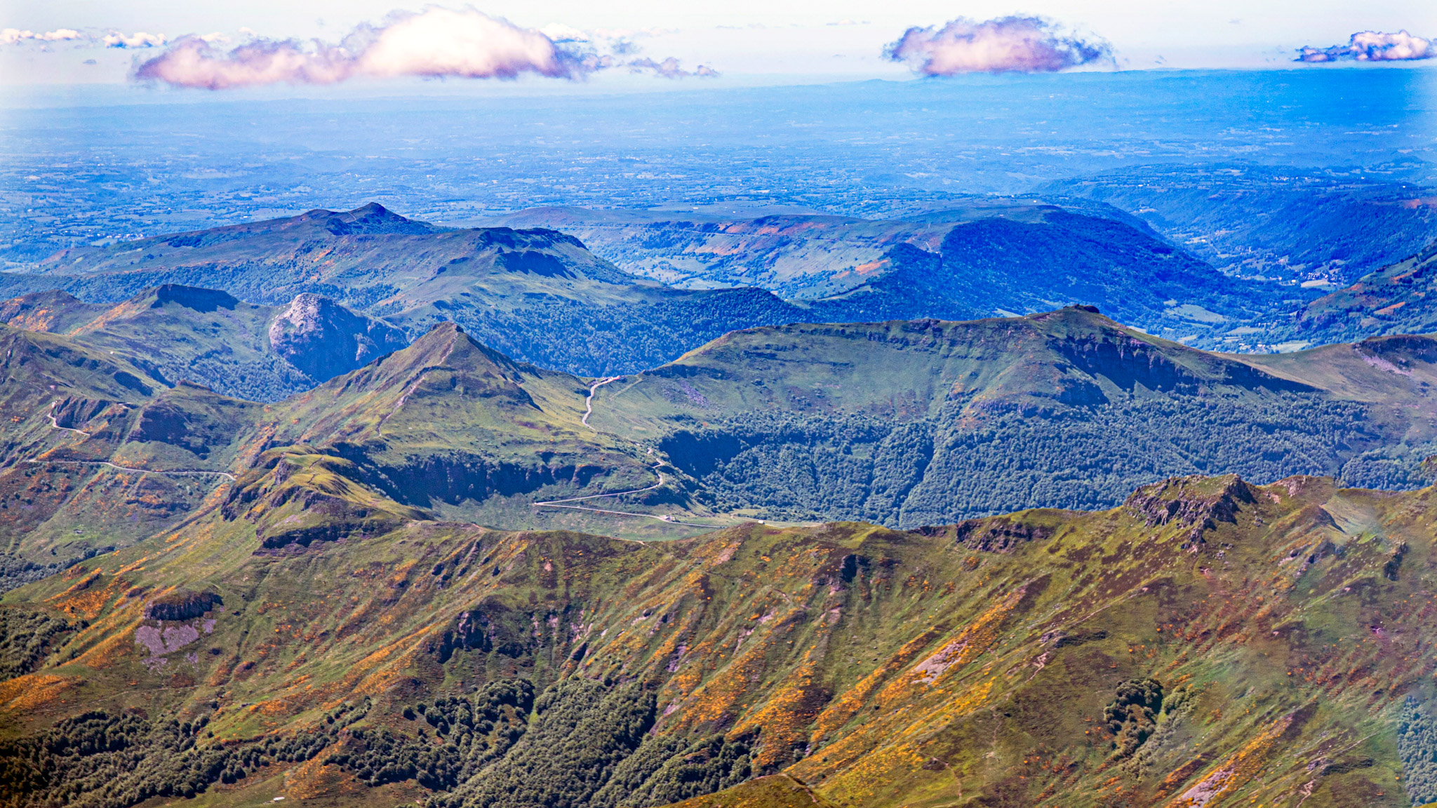 Volcans du Cantal : Gigants Endormis au Cœur du Massif