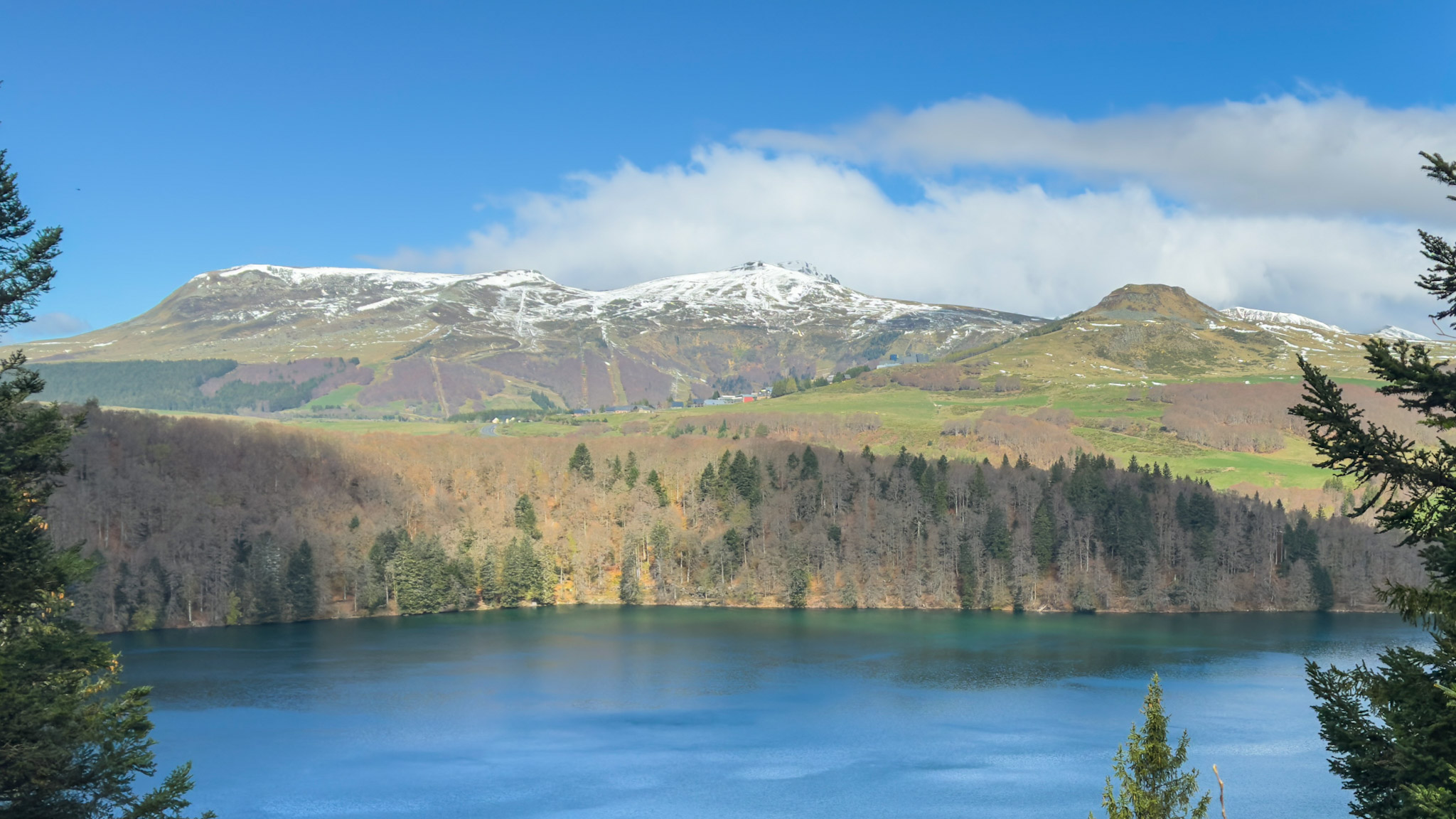 Du Lac Pavin au Puy de la Perdrix : Parcours Naturel et Découverte