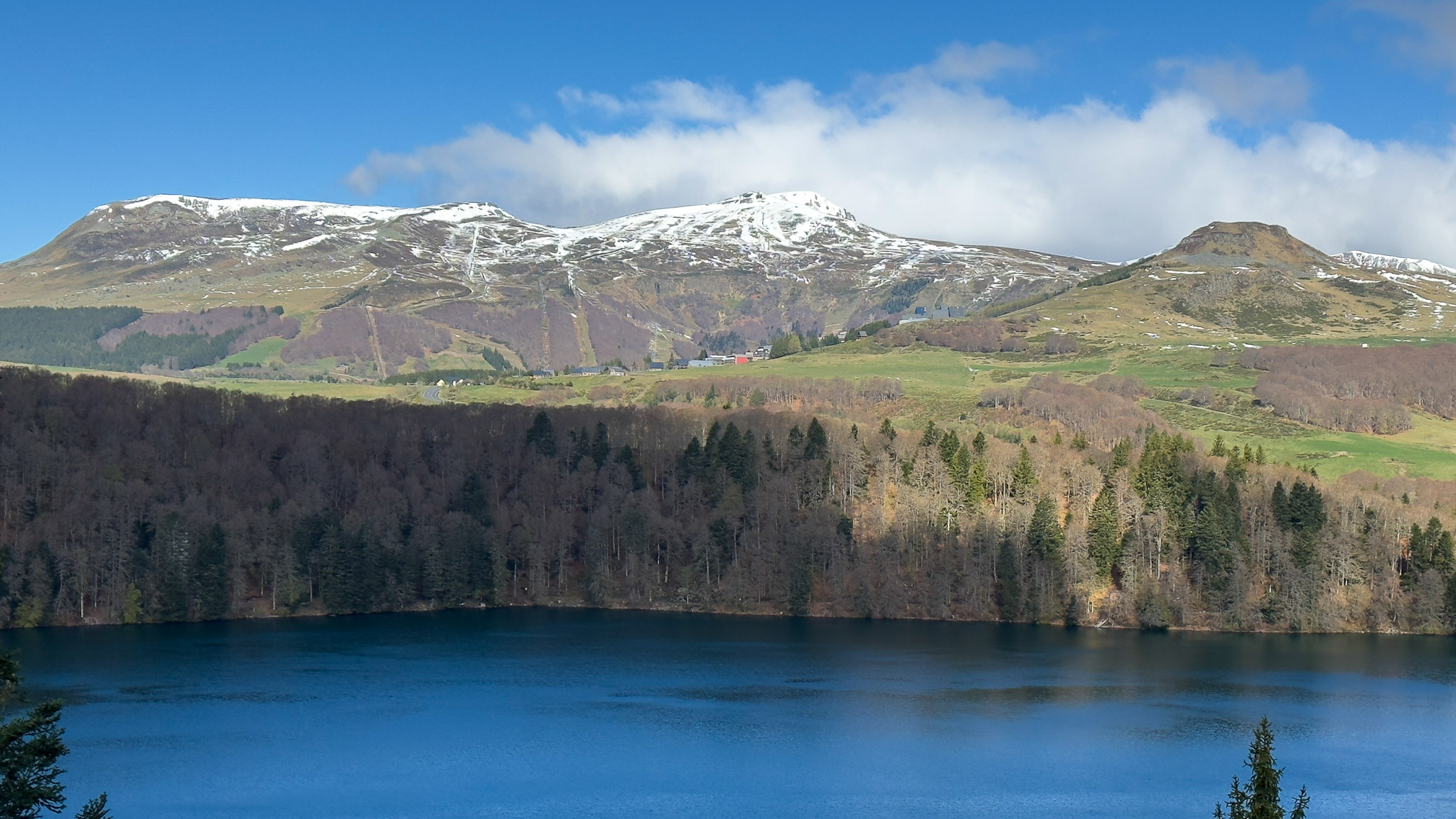 Lac Pavin : Nature Reprend Ses Droits - Épanouissement et Tranquillité