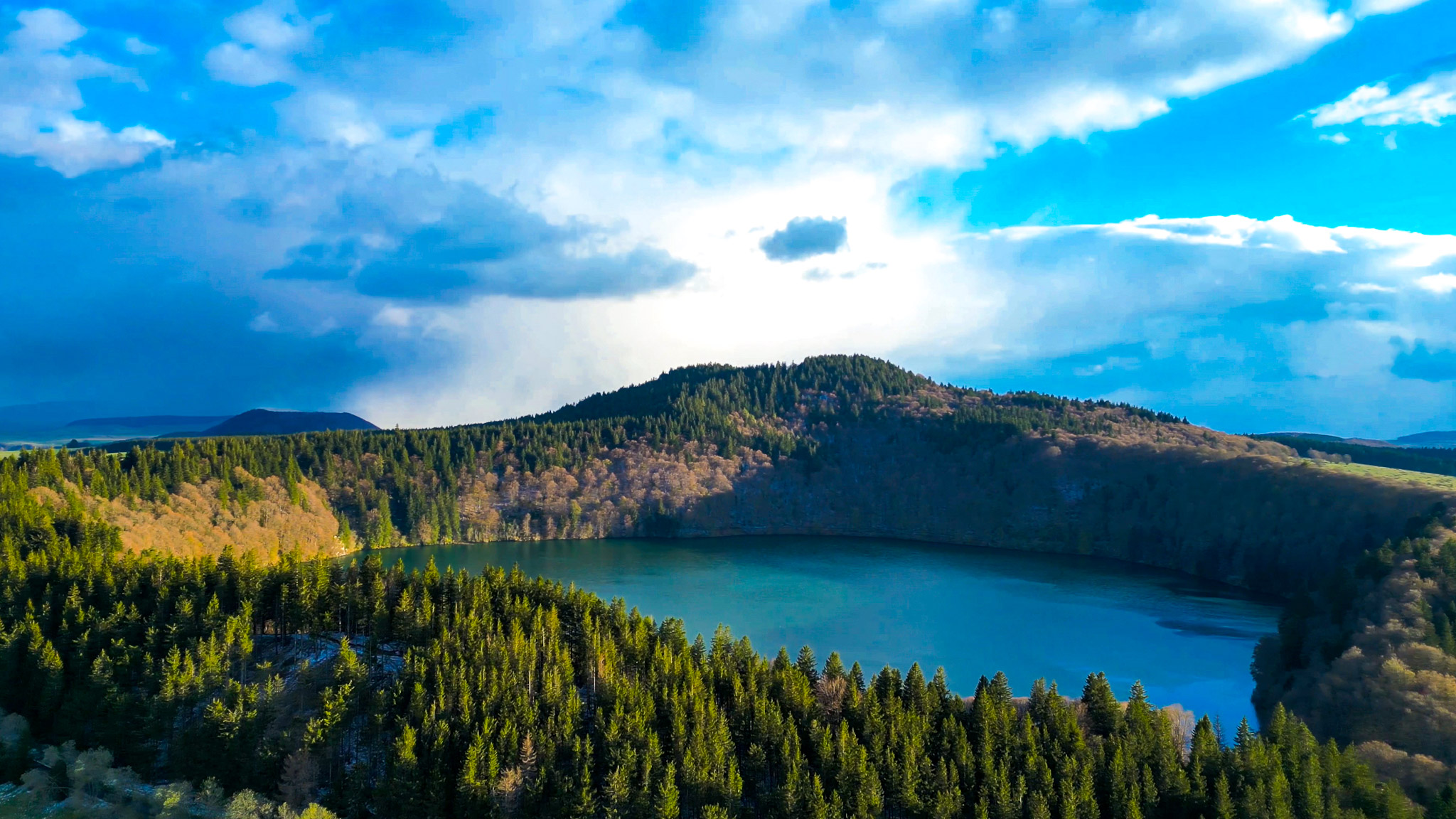 Lac Pavin : Mystérieux Lac Volcanique