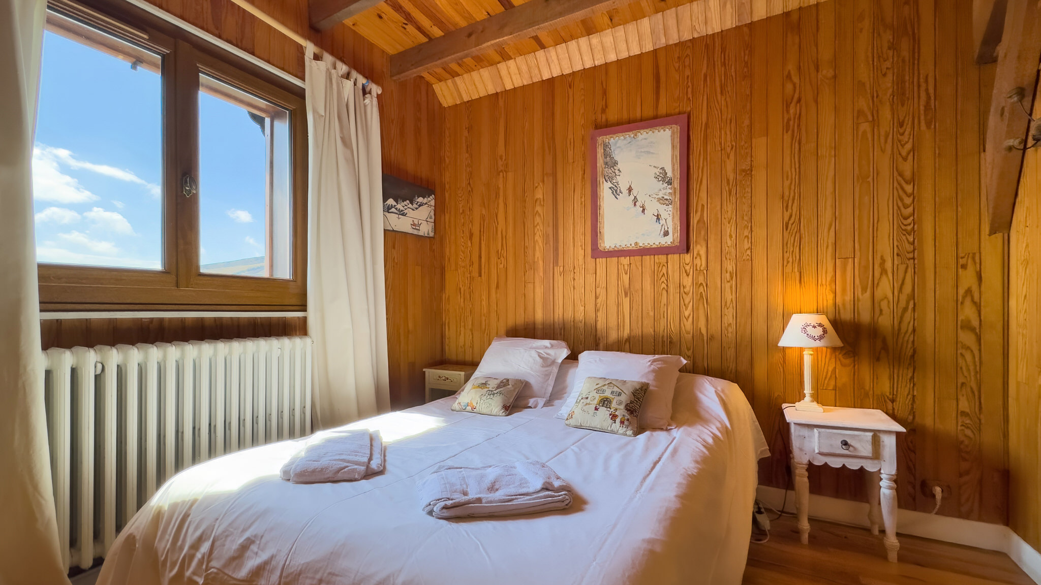 Chalet Ma Cambuse Super Besse - chambre double avec vue sur le Lac des Hermines