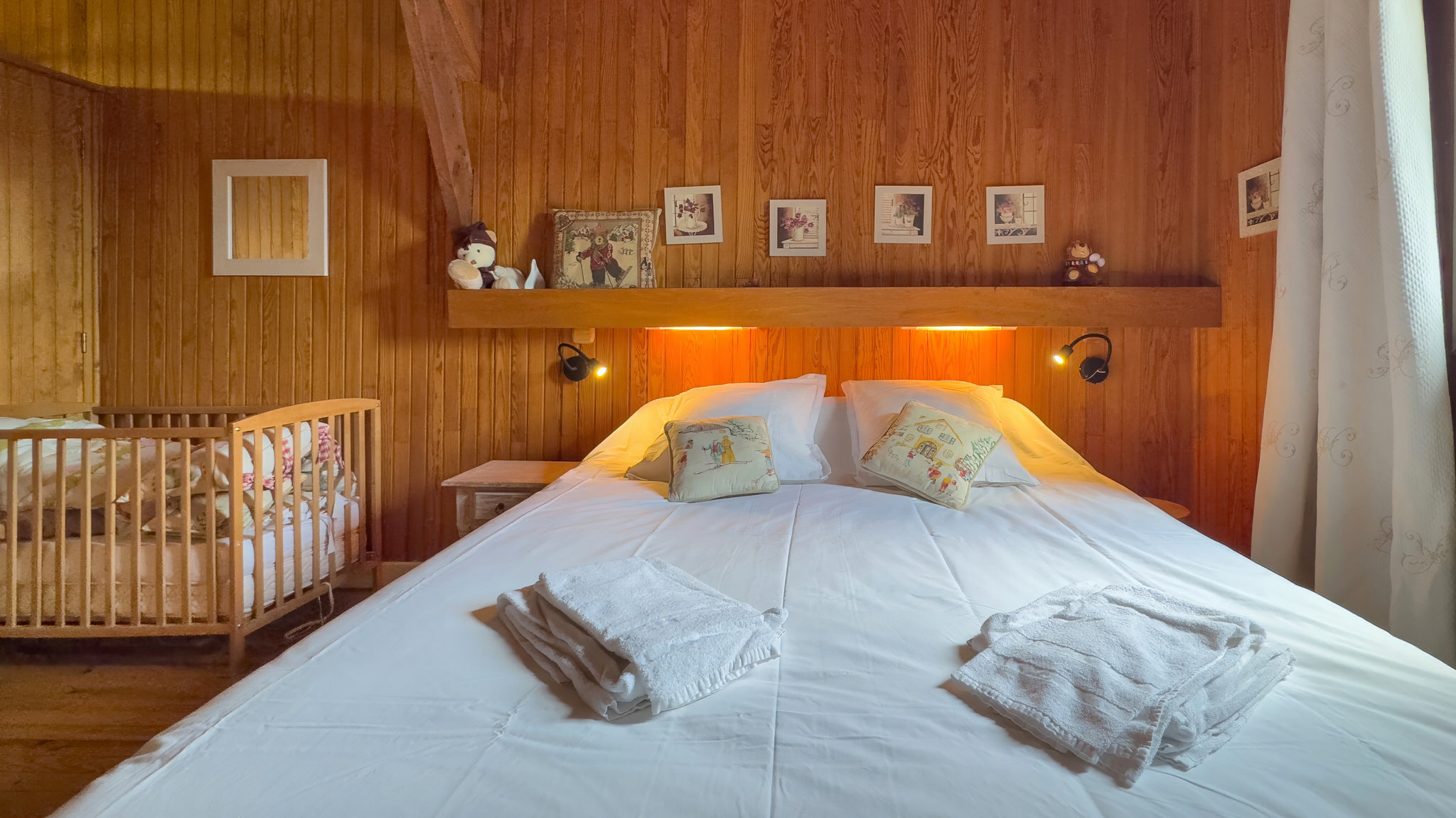 Chalet Ma Cambuse Super Besse - Chambre double avec vue sur les Monts du Cantal