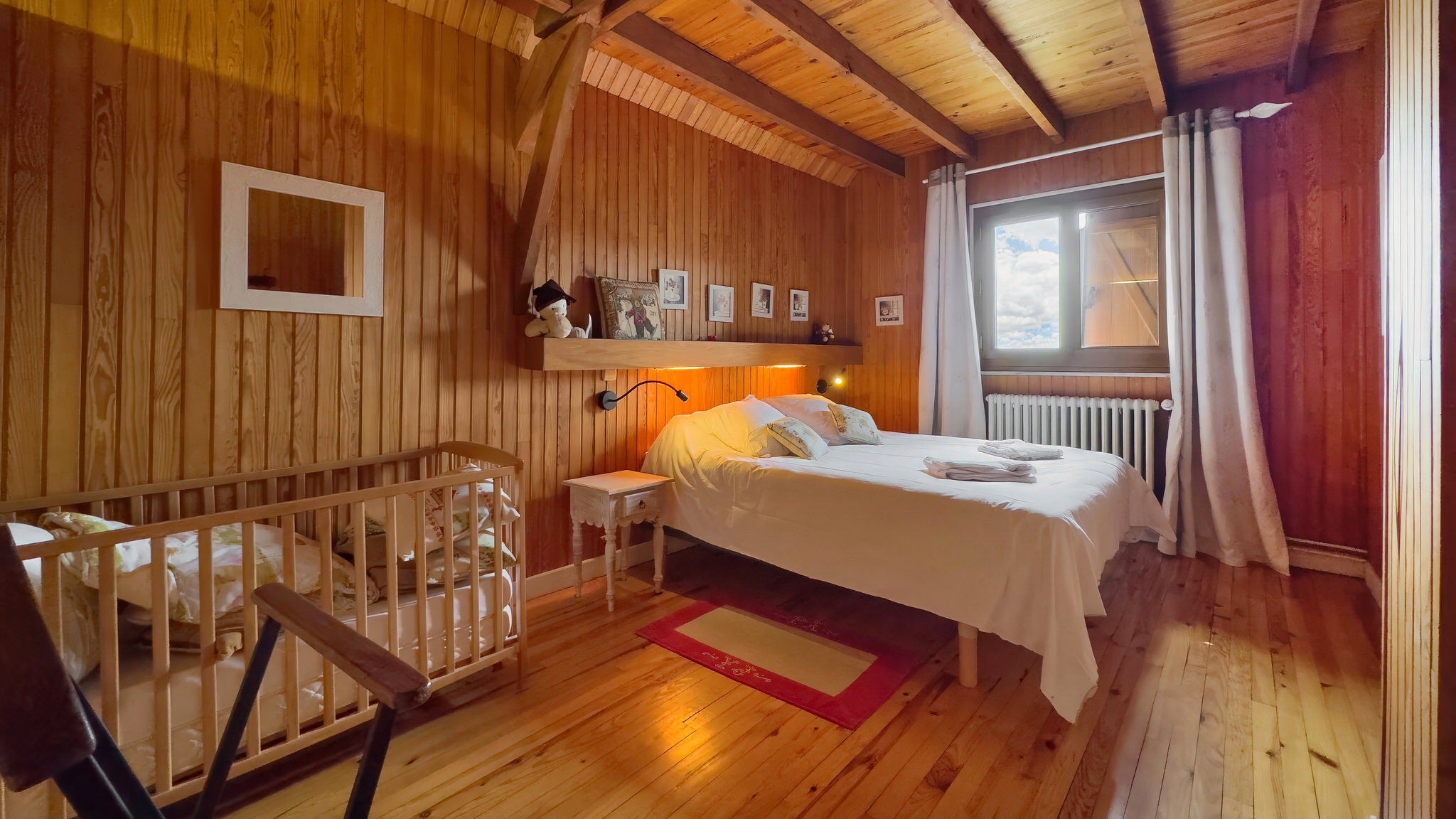 Chalet Ma Cambuse Super Besse - vaste chambre et son lit bébé