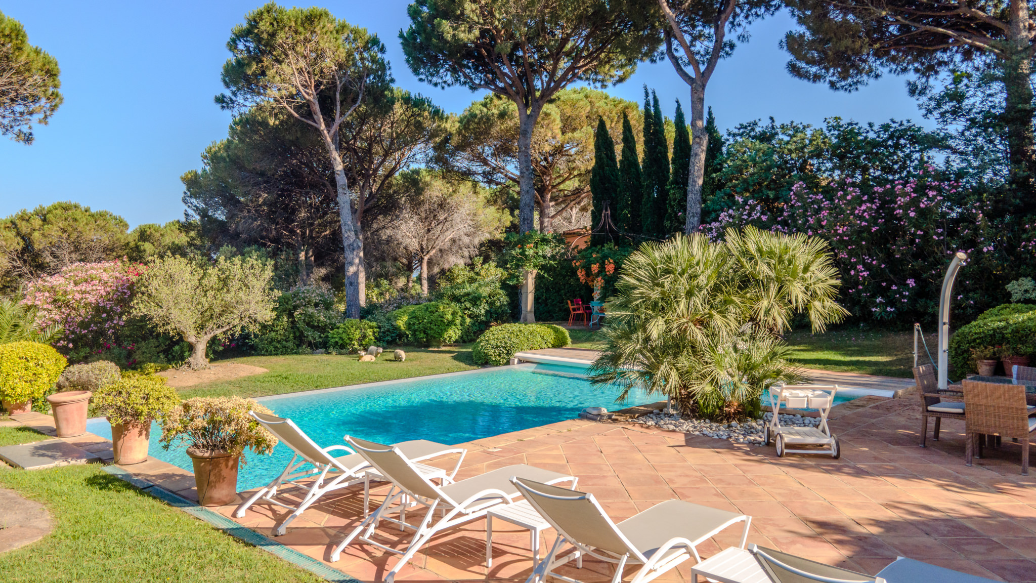 Villa avec piscine à Sainte Maxime et ses transats sur la terrasse